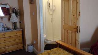 Отели типа «постель и завтрак» Inishross House Нью-Росс Cемейный номер с собственной ванной комнатой-3